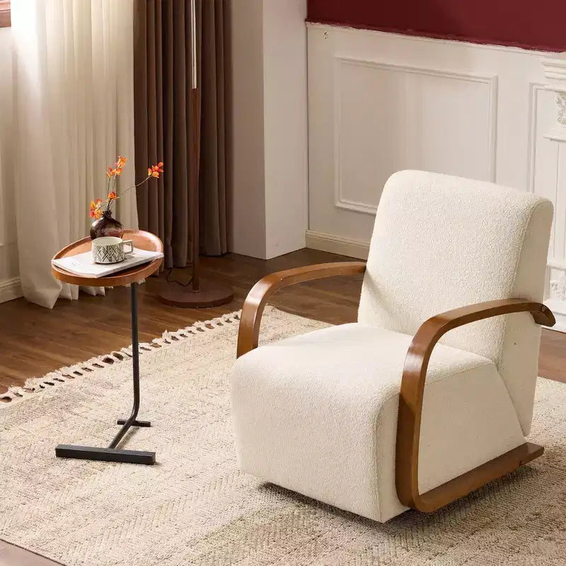 Poltrona girevole a 360° accentata in velluto color crema con braccioli in legno curvato, stile Mid-Century Modern