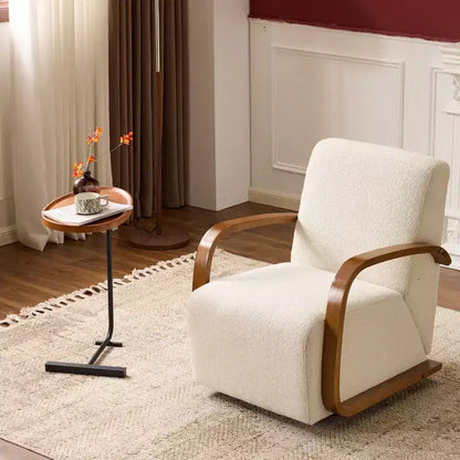 Poltrona girevole a 360° accentata in velluto color crema con braccioli in legno curvato, stile Mid-Century Modern