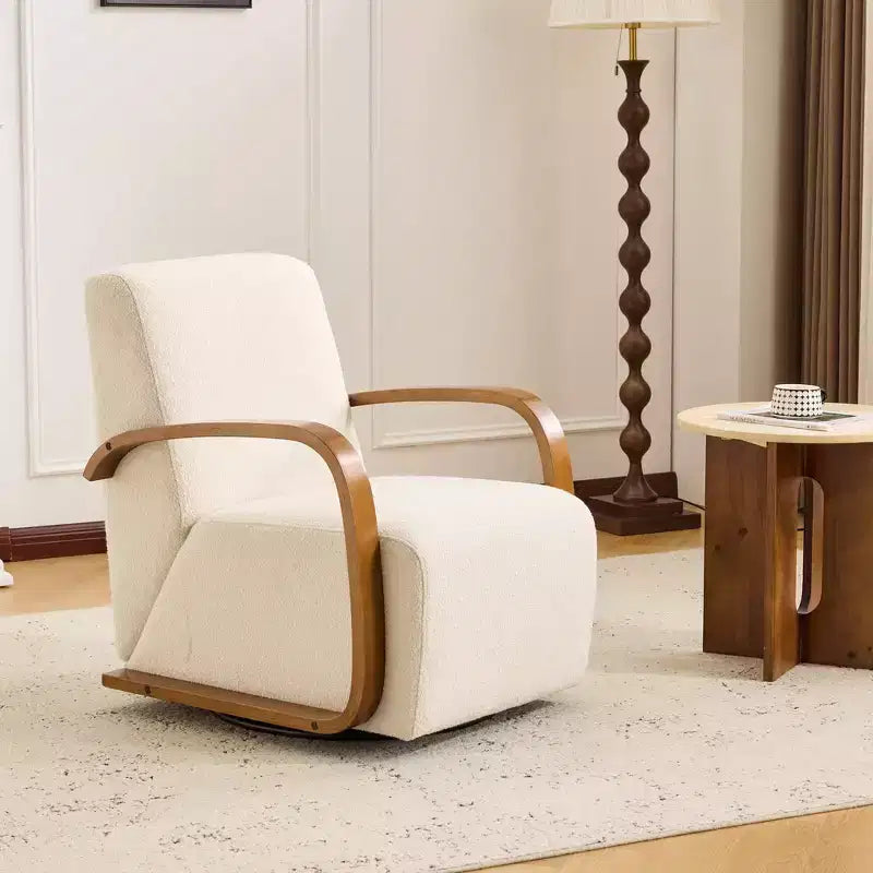 Poltrona girevole a 360° accentata in velluto color crema con braccioli in legno curvato, stile Mid-Century Modern