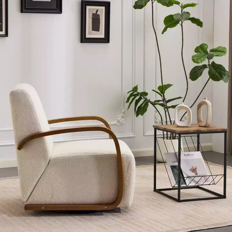 Poltrona girevole a 360° accentata in velluto color crema con braccioli in legno curvato, stile Mid-Century Modern