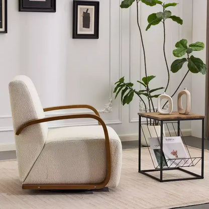 Poltrona girevole a 360° accentata in velluto color crema con braccioli in legno curvato, stile Mid-Century Modern