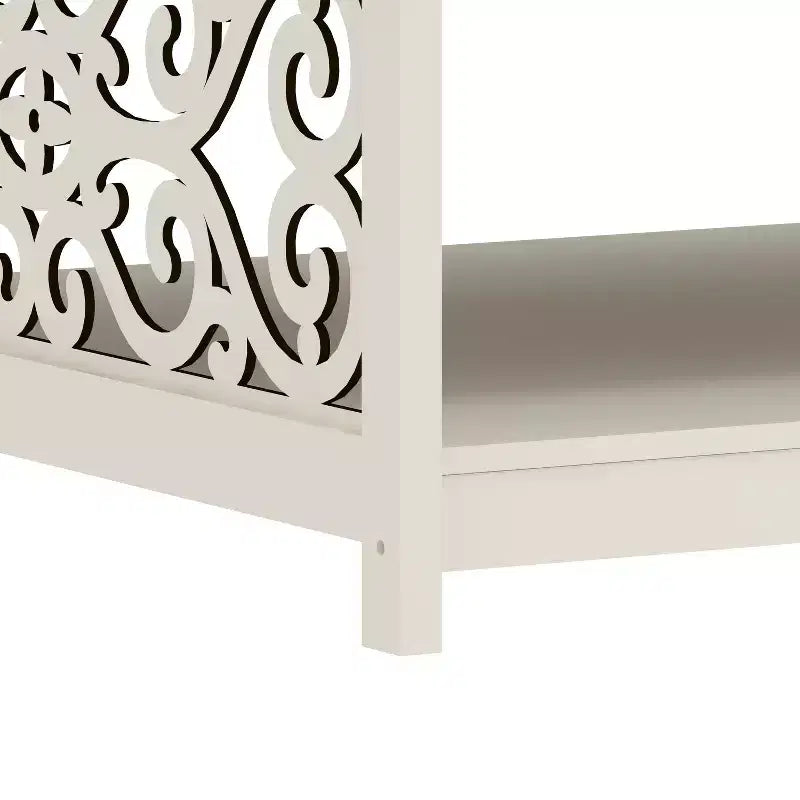 Tavolino da caffè quadrato in legno con pannelli decorativi intagliati e ripiano inferiore – 34,9"