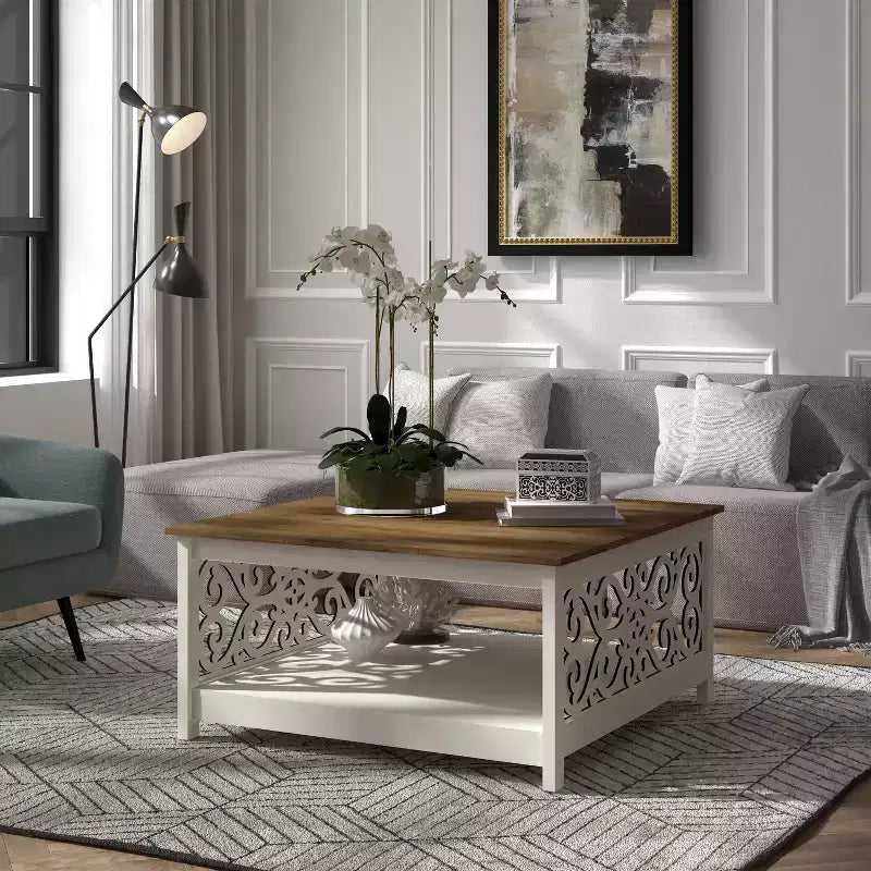 Tavolino da caffè quadrato in legno con pannelli decorativi intagliati e ripiano inferiore – 34,9"